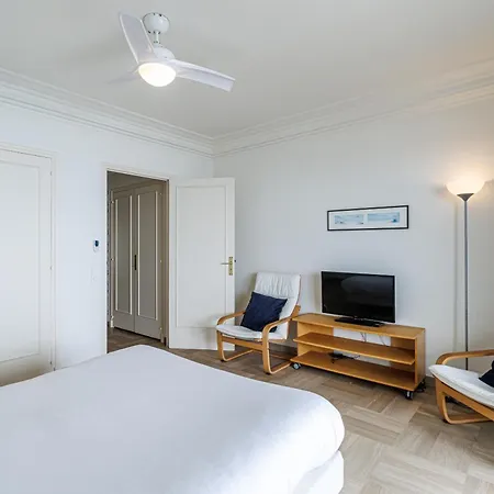 Soleia - Spacious 3p - Beachfront - Parking アパート