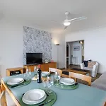 아파트 Soleia - Spacious 3p - Beachfront - Parking 멍똥
