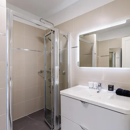 Le Soleia - Spacious 3p - Beachfront - Parking Apartment