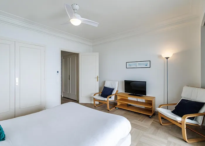 Soleia - Spacious 3p - Beachfront - Parking Apartamento